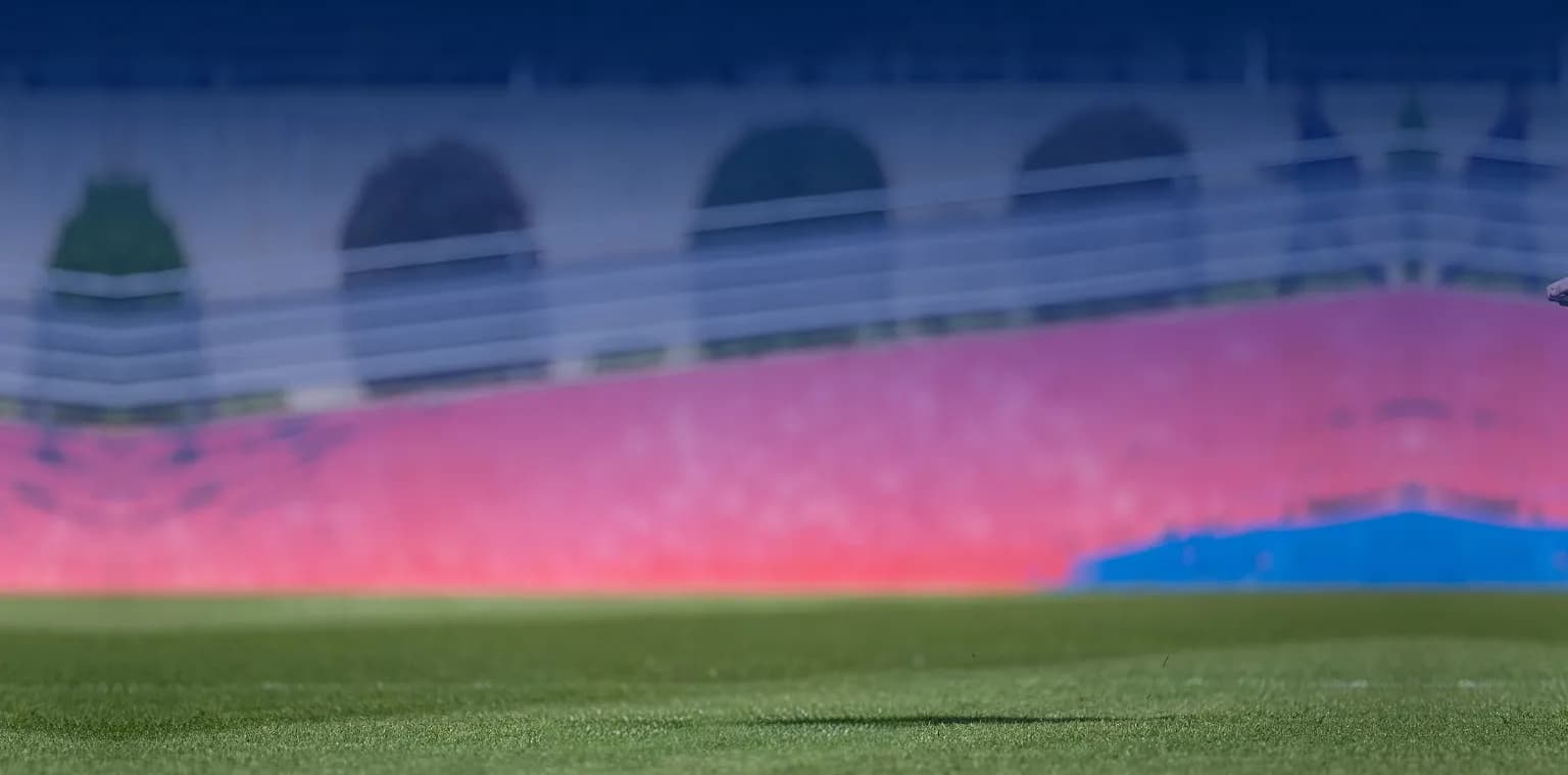 Enfants de la Barça Academy sur un banc - arrière-plan