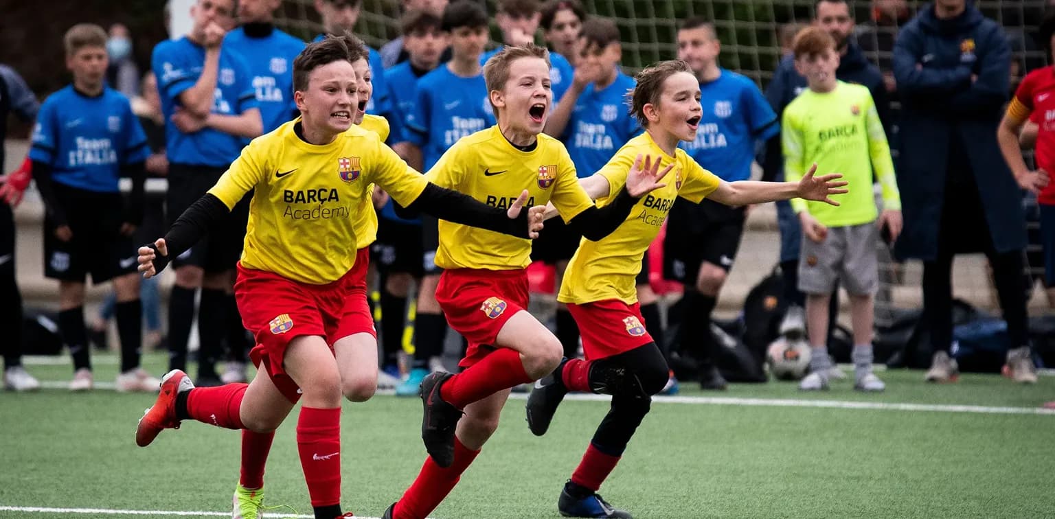 Enfants célébrant sur le terrain
