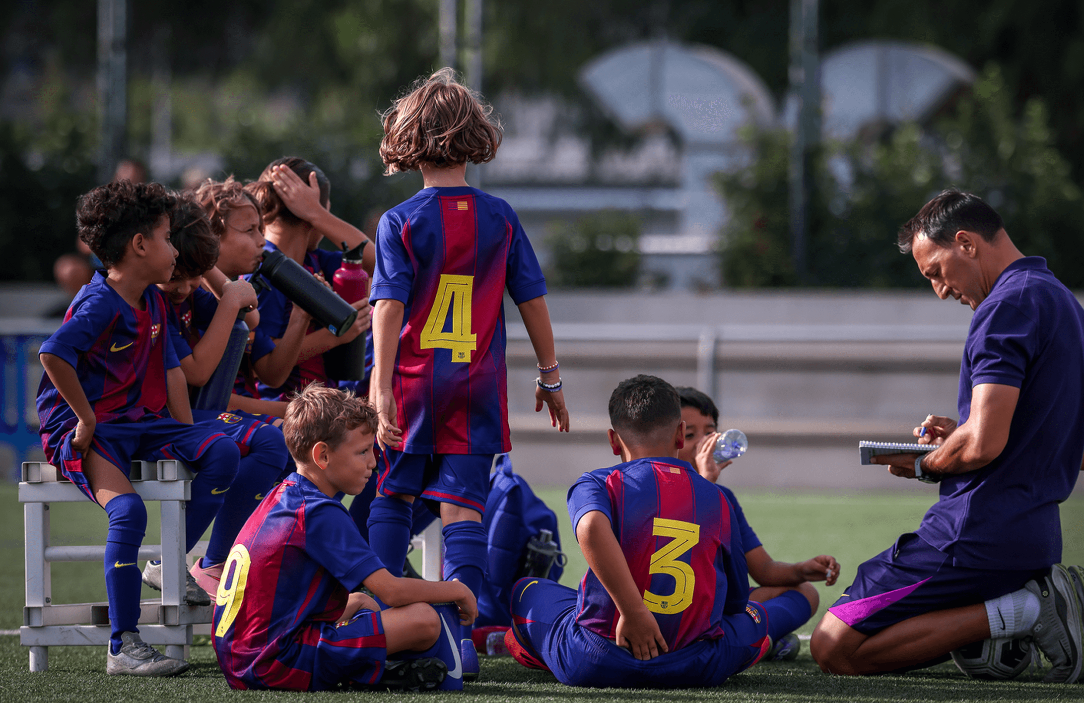 Joueurs de la Barça Academy à l'entraînement avec leur coach