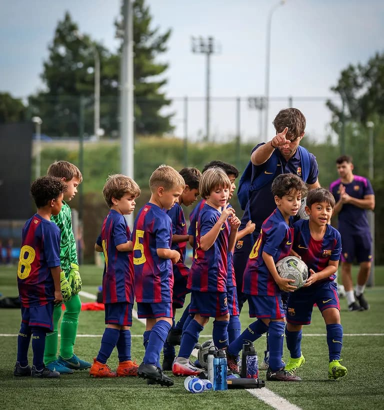 Entraîneur encadrant des enfants sur le terrain